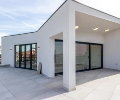 Kétlakásos villa Vodicében medencével és panorámás kilátással eladó Horvátországban