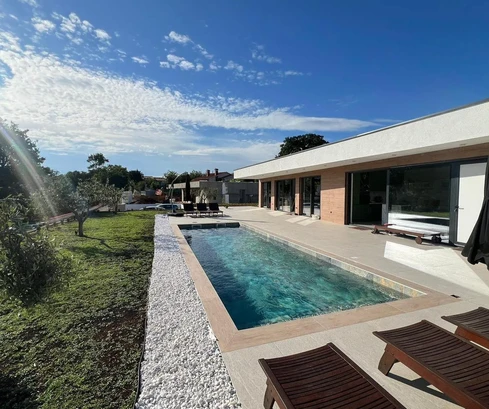 Casa moderna de una sola planta con piscina en venta en Labin, Croacia