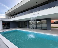 ÚJ MODERN VILLA MEDENCÉVEL ÉS KERTTEL, 1000 M-RE A TENGERTŐL!