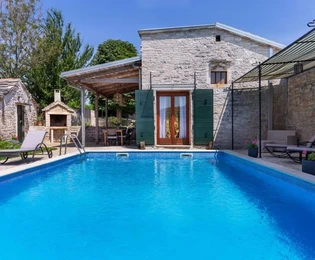 Pazin, Istria – Villa in pietra ristrutturata con piscina