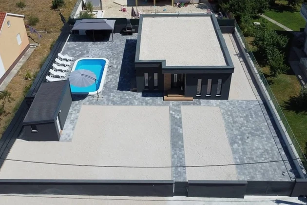 Zadar, Ninski stanovi, modernes Haus mit Pool und Sauna
