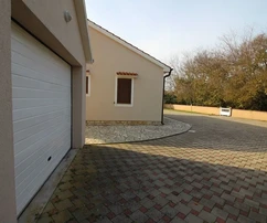 Familienanwesen mit Garage und großem Garten, 180 m vom Meer entfernt