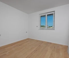 Ostrov Krk, Vrbnik, moderný apartmán s výhľadom na more, ďalším štúdiovým priestorom a záhradou