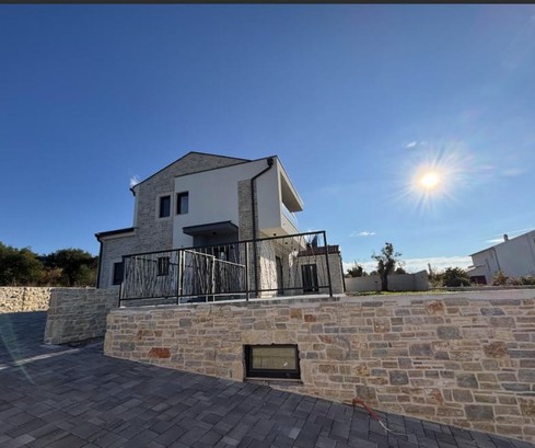 Neues Haus mit Weinkeller und Parkplatz zu verkaufen in Kroatien