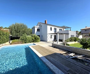 Istria, Pola: Casa moderna con piscina e tre unità