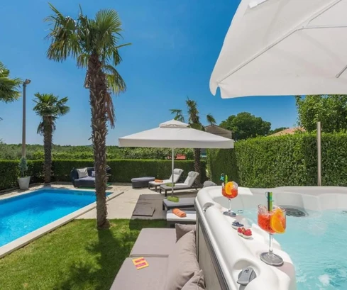 Amplia casa con piscina disponible en Sveti Lovreč, Croacia