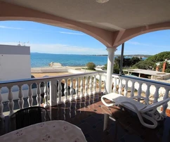 Apartmanház a tenger második sorában, Vir déli oldala