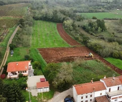 Istrie, Višnjan: Stavební pozemek na prodej v klidné istrijské vesnici