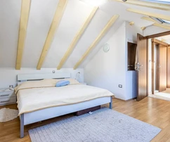 Önálló családi ház apartmanokkal eladó Brač szigetén, Bol városában Horvátországban