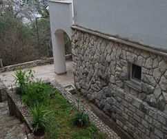 Dom na sprzedaż położony zaledwie 50 metrów od morza w Dubrovačko Primorje w Chorwacji