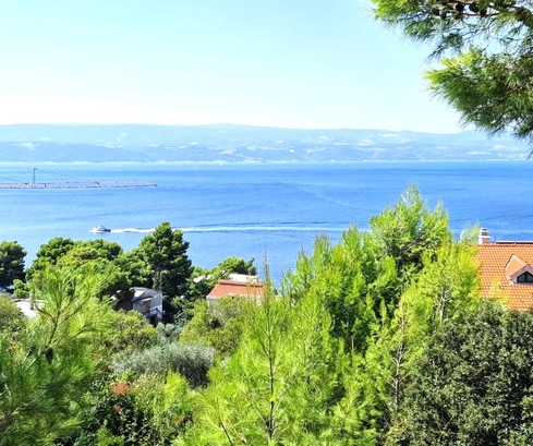 Piękna działka nad morzem na sprzedaż na Riwierze Omišskiej