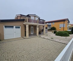 Vir, Top-Lage - Haus mit 4 Schlafzimmern, Garage und großzügigem Hof, nur 230 m vom Meer entfernt