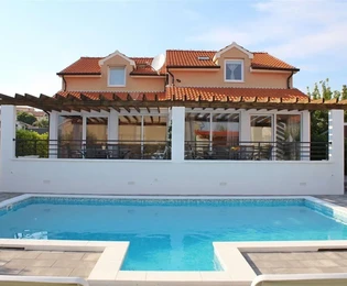 Vodice - Namještena kuća s 2 apartmana, smještena u mirnom području