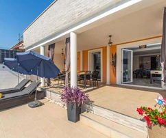 Istrien, Marčana, Haus mit Pool und Garage in schöner Lage