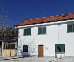 Rijeka, Casa costera completamente renovada con dos unidades residenciales, garaje y jardín