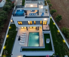 Casa di lusso contemporanea con piscina privata