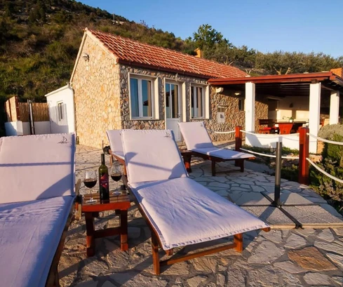 Maison en pierre à vendre avec vue mer à Bol en Croatie