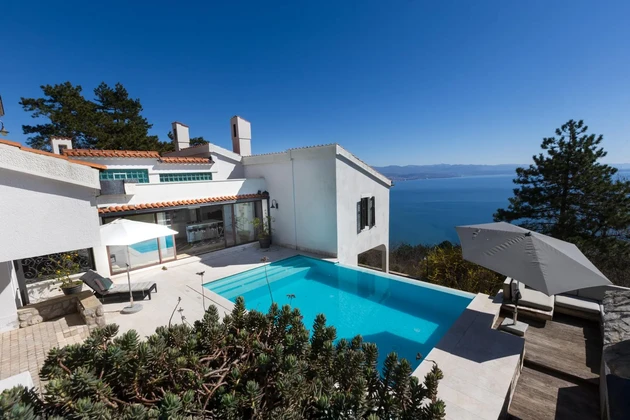 Villa con piscina a sfioro in vendita a Opatija in Croazia
