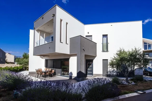 Villa with 4 apartments, Proboj, Pag, 80m from the sea