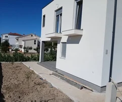 K. Novi, Rudine, Einfamilienhaus mit Nebengebäude. Gebäude und Garten 550 m2