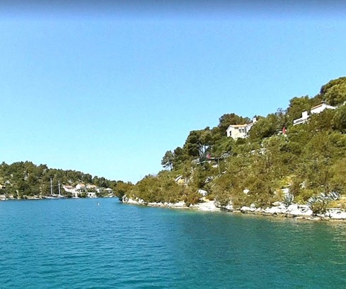 Vonzó, tengerparti építési telek Brač szigetén eladó