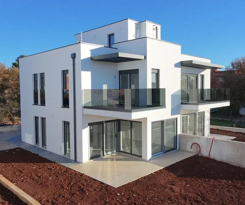 Maison jumelée à vendre à seulement 500 mètres de la mer à Brtonigla en Croatie