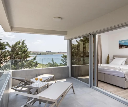 Pag, Povljana, 1. sor a tengerhez, bútorozott penthouse, 95 m²