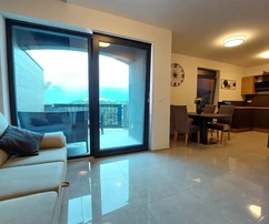 Apartamento de dos niveles con vista al mar en venta en Medulin, Croacia