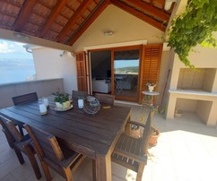 Familienfreundliche Wohnung mit drei Schlafzimmern und Meerblick in Brač