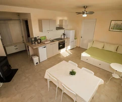 Rab, Barbat, dvojizbový byt s výhľadom na more, 200 m od mora, 105 m²