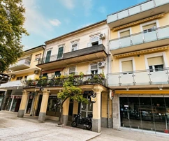 Crikvenica, casa de tres pisos en el paseo marítimo con dos entradas separadas, primera línea al mar