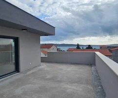 Kastela, dwupoziomowy penthouse o powierzchni 159 m², 200 m od morza z widokiem i garażem na dwa samochody