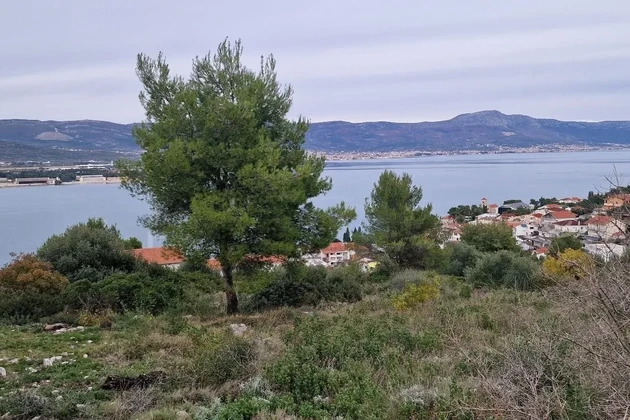 Trogir, Mastrnika, działka budowlana 1200 m2, otwarty widok na morze