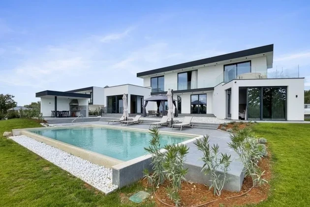 Villa moderne avec piscine entourée de verdure et vue sur la mer, Istrie, Poreč