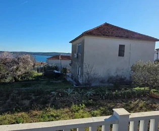 Seget Donji – Prostrana kuća s panoramskim pogledom na more!