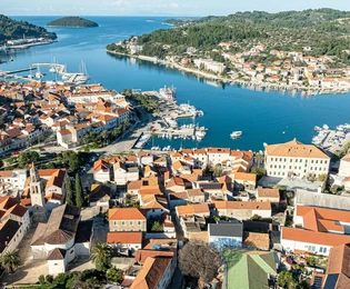 Isola di Korčula, Vela Luka, casa in pietra nel centro del paese