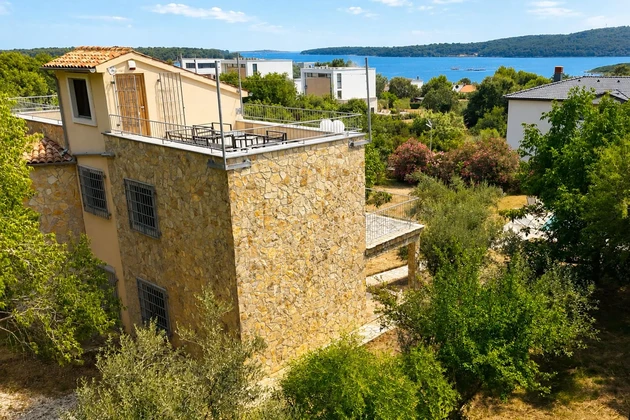 Medulin - Dom rodzinny z basenem, dwoma tarasami na dachu i panoramicznym widokiem na morze
