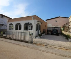 Freistehendes Bungalow mit Hof