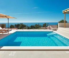 Vila na predaj s bazénom a výhľadom na more na ostrove Hvar v Chorvátsku