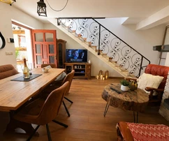Gorski Kotar, Stari Laz, zrekonštruovaný tradičný dom v Gorskom Kotare s pozemkom o rozlohe 7 021 m²