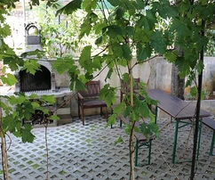 Krk, Omišalj, dům s pěti apartmány, 200 m od moře