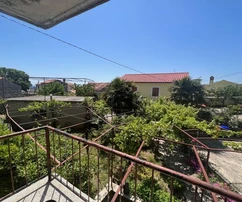 FAMILY HOUSE IN A ROW WITH A GARDEN AND AN AUXILIARY BUILDING, 1000 M FROM THE SEA!