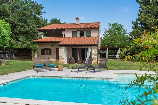 Istrie, Poreč, Zrekonstruovaná kamenná vila s bazénem a zahradou