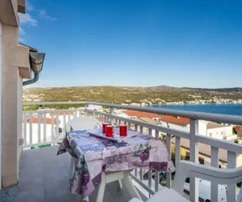 Rogoznica, Apartmenthaus mit sieben Wohneinheiten und Meer- sowie Rogoznica-Blick