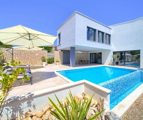 VILLA EXCLUSIVE AVEC PISCINE DANS UN ENDROIT CALME !