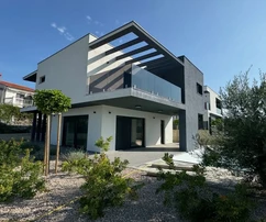 VILLA URBANA NUOVISSIMA CON PISCINA E VISTA MARE!