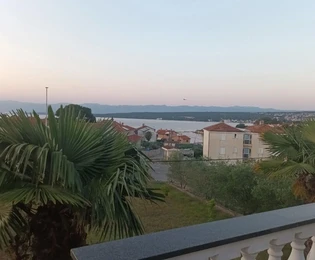 Casa indipendente con appartamenti in vendita vicino al mare in Croazia