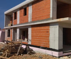 Medencés villa építés alatt, kombinációs lehetőségek