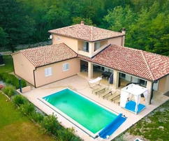 Maison individuelle avec piscine à vendre à Sveta Nedelja en Croatie