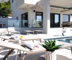 Lussuosa villa divisa con vista mare e piscina, su 4 piani